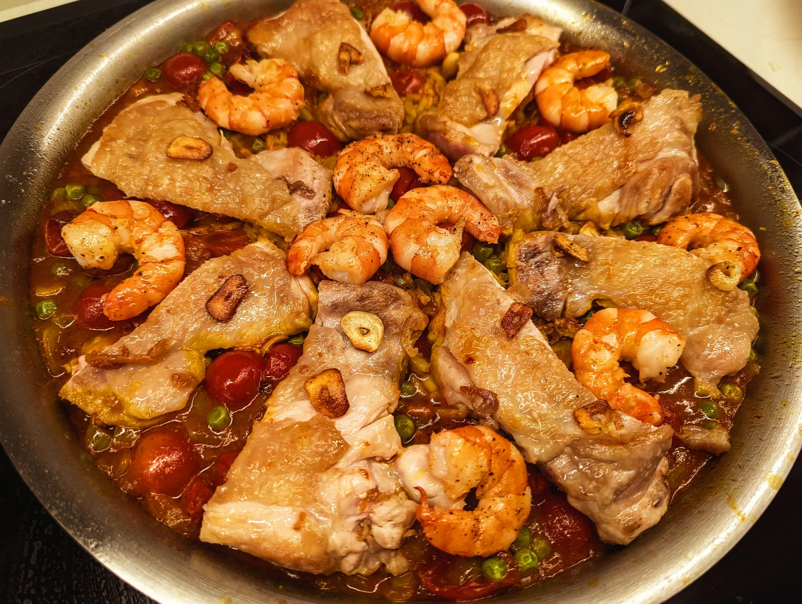 Паелья з рису арборіо з куркою, чорізо та креветками